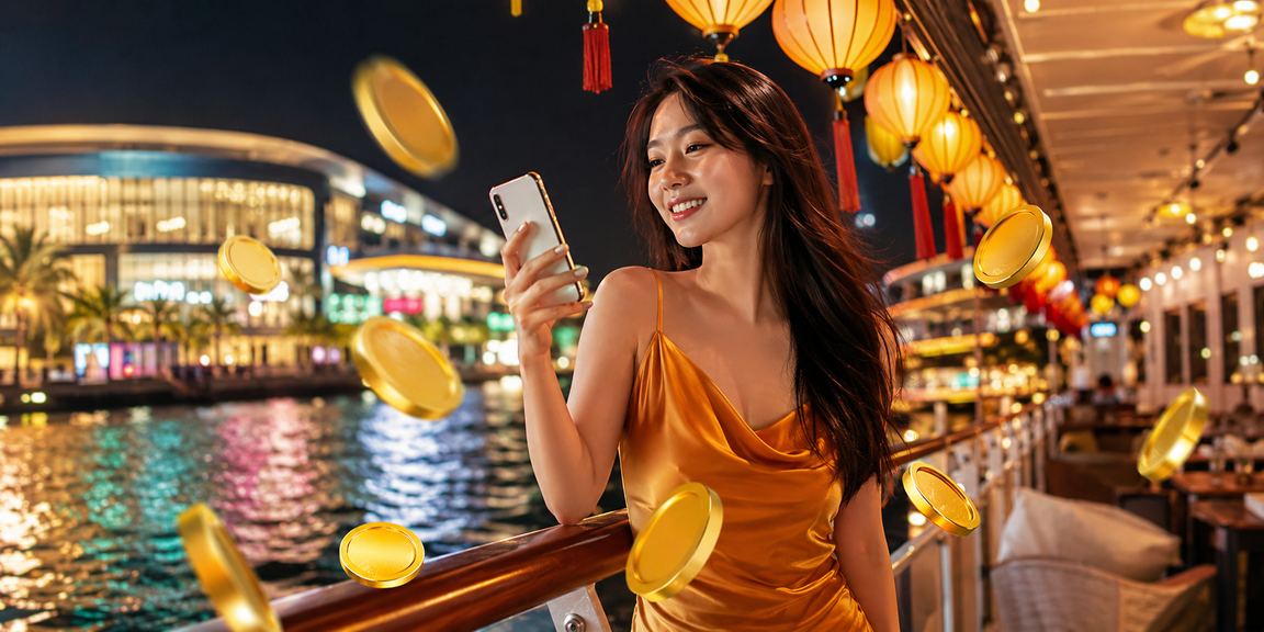 Chợ đêm Phú Quốc lung linh ánh đèn – du khách xem thông tin rút tiền và cashback trên điện thoại
